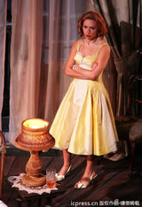 组图：斯嘉丽出演舞台剧 脱裙露豪乳“香飘四溢”