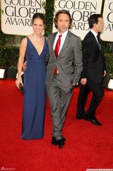 高清图：小罗伯特-唐尼携爱妻亮相 身姿威武挺拔