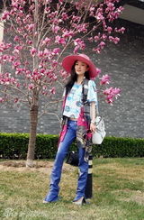 组图：霍思燕早春街拍粉帽清透轻松自在