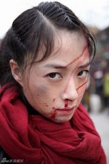 组图：《箭在弦上》曝蒋欣搞笑花絮照变表情帝