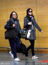 组图：李嘉欣机场街拍羽绒服搭配窄腿裤帆布鞋