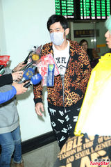 组图：周杰伦豹纹装携母出行 机场遇媒体玩快闪