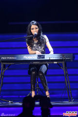 组图：曲婉婷献唱《我的歌声里》突然叫停