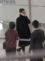 组图：大肚孙俪现身机场 不怕辐射手机聊不停