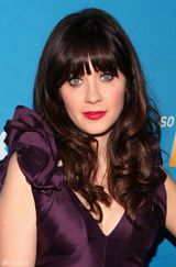 组图：佐伊-丹斯切尔着紫裙录节目大秀甜美本色