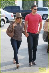 组图：《生活大爆炸》Penny牵手新超人