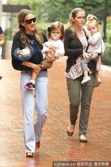 组图：杰西卡-帕克抱双胞胎出街 姐妹俩可爱萌人