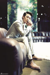 组图：邵峰复古造型写意光影人生