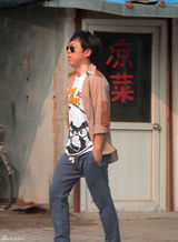 组图：黄渤带妻女马场游玩 2岁爱女曝光