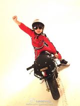 组图：林志颖庆粉丝破2500万晒父子骑机车帅照