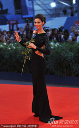 组图：超模威尼斯走秀 玉背全裸轻嗅玫瑰