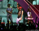 组图：麻辣鸡个唱粉丝强行上台 与保镖激烈扭打