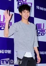 组图：金秀贤李玹雨捧场《美娜》朱元挺崔江熙