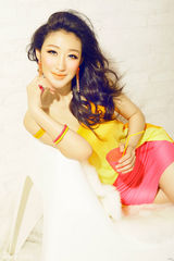 组图：李依馨写真简单色调诠释新感觉