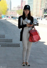 组图：贾青街拍LOOK 针织开衫搭配连体裤