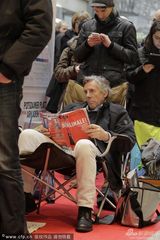 组图：柏林影展紧张筹备 民众排队买票现场爆满