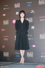 高清图：GD条纹装出席mama记者会 EXO正装帅气