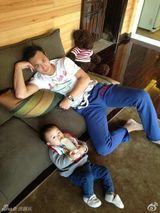 组图：黄觉当另类奶爸“蹂躏”儿子小核桃