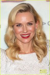 组图：娜奥米-沃茨红唇白裙亮相 优雅出席新片首映