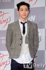 组图：金素妍宣传《需要浪漫》抹胸红裙性感