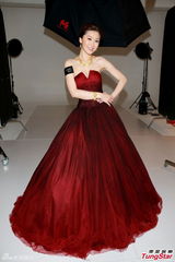 组图：周丽淇红裙高贵代言 称寻真爱不排除闪婚