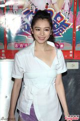 组图：徐若瑄简洁装扮亮相 紧身热裤秀长腿