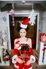 组图：芙蓉姐姐圣诞写真装嫩卖萌 大摆清纯造型