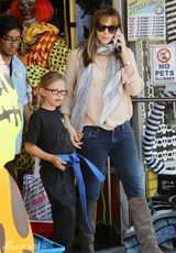 组图：詹妮弗加纳变女汉子 背起7岁女儿显亲密