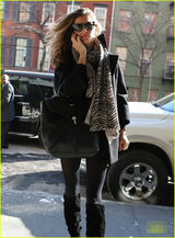 组图：邦辰穿黑丝出街狂打电话 表情严肃疑不爽