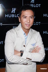 组图：甄子丹避谈赵文卓 纽约遇90岁粉丝