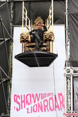 组图：罗志祥高空悬坐 与女舞伴大跳求爱舞