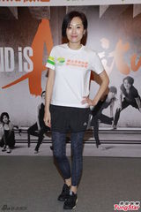 组图：梁咏琪豪乳老公称赞 林德信庆生松冈欠吻