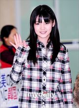 组图：少女时代早安少女同机抵韩 机场拼人气