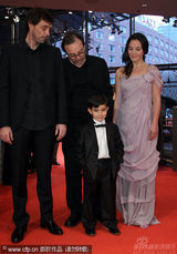 幻灯：《猎人》首映 米特拉-哈加个性民族装抢眼球 