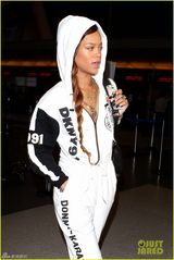 组图：蕾哈娜连体衫身材姣好 麻花辫似邻家少女