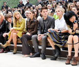 组图：张曼玉亮相伦敦时装周 帅气装扮看秀