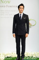 组图：李秉宪李珉廷大婚甜蜜互送吻 群星道贺