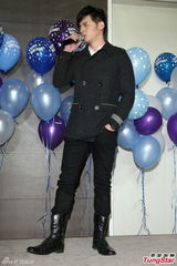 组图：温升豪35岁生日圆歌手梦 唱新歌回馈歌迷