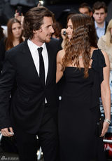 组图：玛丽昂黄抹胸妩媚现身《蝙蝠侠》首映