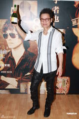 组图：罗大佑个唱为叶倩文伴奏 拥热舞辣妹