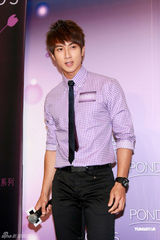 高清图：吴尊赴港代言 为新剧阳光形象晒黑皮肤