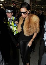 高清：维多利亚现身火车站 皮草披肩贵气逼人