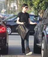 组图：安妮-海瑟薇开车载老公着休闲装不修边幅