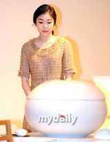组图：韩国花样滑冰公主金妍儿代言瓷器亲和宣传