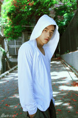 组图：郑恺户外春装写真展白衣诱惑