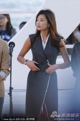 组图:全智贤着无袖裙抱双臂取暖 任达华西装帅气