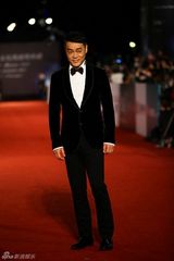 组图：金马红毯群星闪耀 舒淇深V亮胸性感爆棚