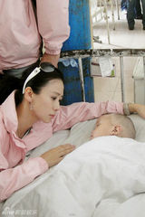 幻灯图：翁虹亲赴玉树献爱心 获年度公益大奖