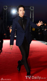 组图：韩星宋仲基获最优秀奖 刘仁娜长裙显高贵