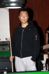 组图：台球慈善表演赛开幕 成龙状态大勇胜众星